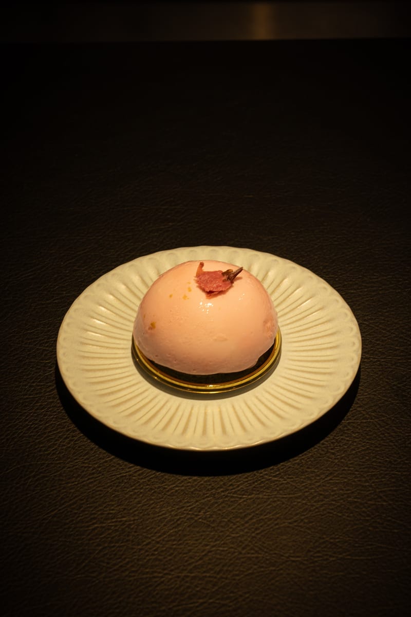 日替わりケーキの一例、桜色のドームケーキ